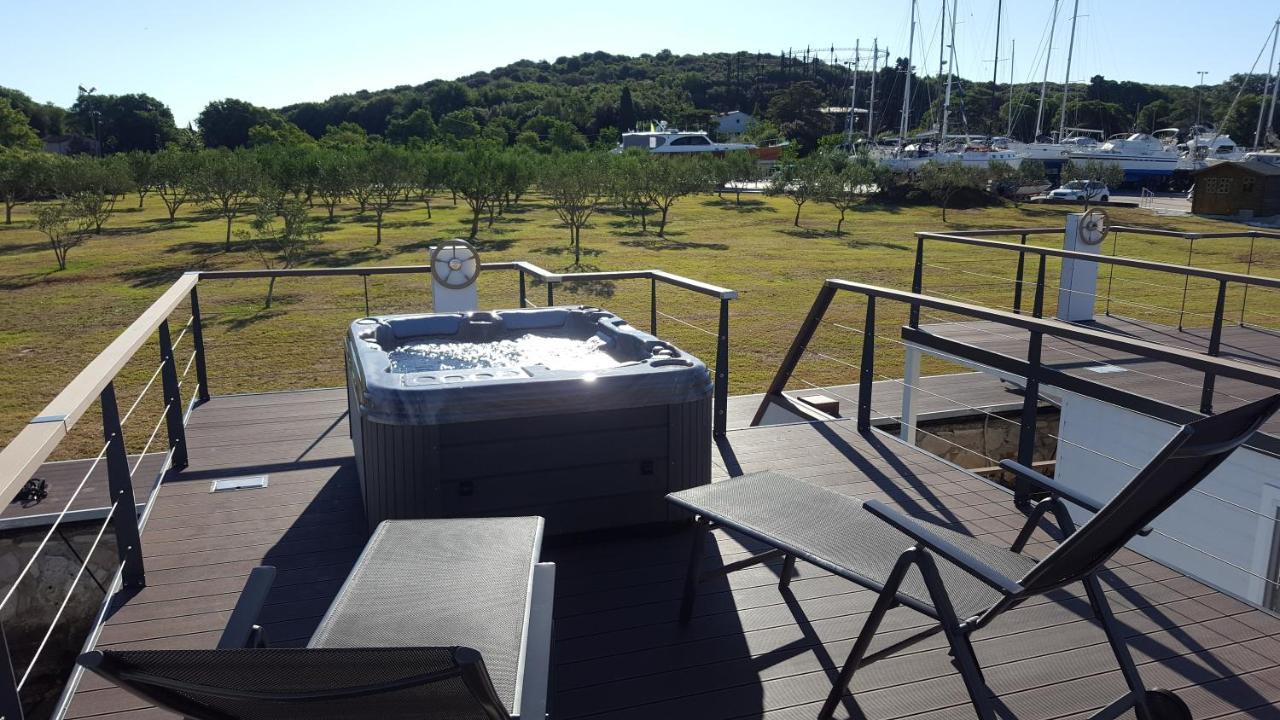 Hausboot Pula - Floating House Water Lily Hotel Exterior photo